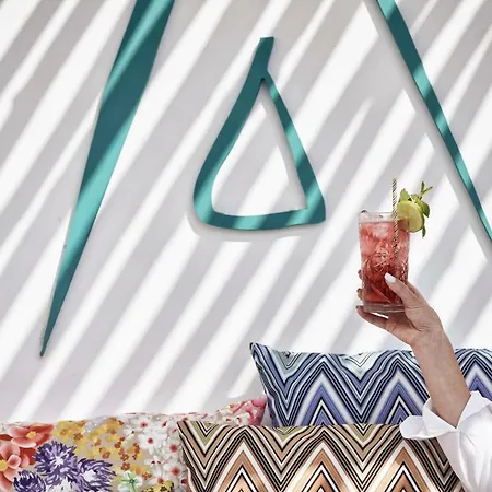 Nikki & Santorini Kamári