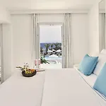 Nikki & Santorini Kamári