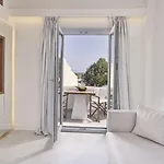 Nikki & Santorini Kamári