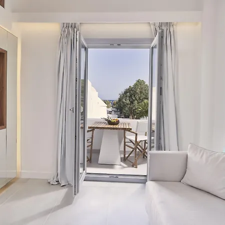 Nikki & Santorini Kamári