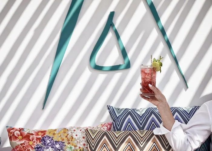 Nikki & Santorini Kamári